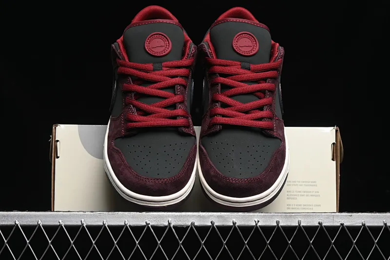 All categories Nk SB Dunk Series Nk SB Dunk Low low-top sneakers Riot Skateshop x Nk SB Dunk Low joint model Bordeaux red low-top casual sneakers FZ1289-200